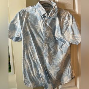 M Mens Express light blue palm tree short sleeved button down shirt